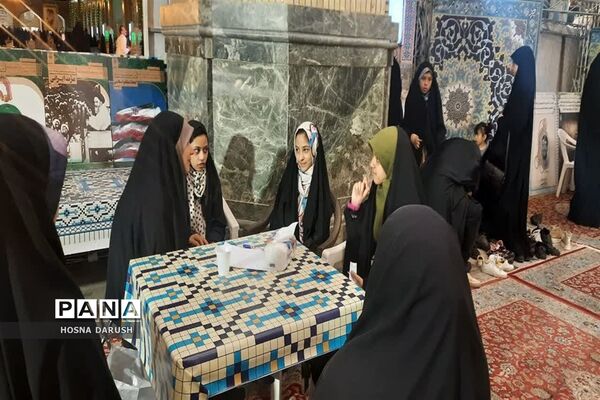 گفت‌وگو ی صمیمی معلمان مهدوی مشهد با زائران در جوار حرم آقا علی ابن موسی الرضا (ع)