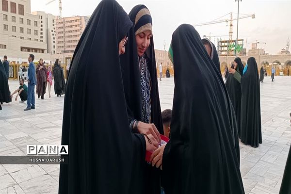 گفت‌وگو ی صمیمی معلمان مهدوی مشهد با زائران در جوار حرم آقا علی ابن موسی الرضا (ع)