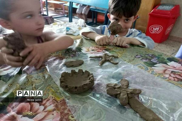 برگزاری کلاس‌های دست ورزی برای کودکان در کانون ملائک شهرستان‌قرچک