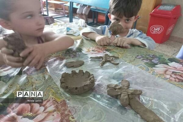 برگزاری کلاس‌های دست ورزی برای کودکان در کانون ملائک شهرستان‌قرچک
