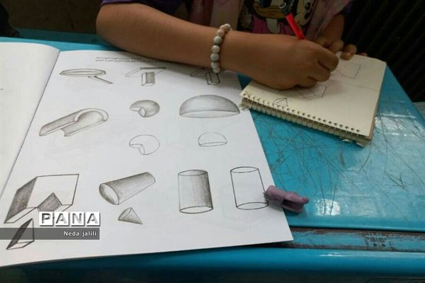 برگزاری کلاس‌های دست ورزی برای کودکان در کانون ملائک شهرستان‌قرچک