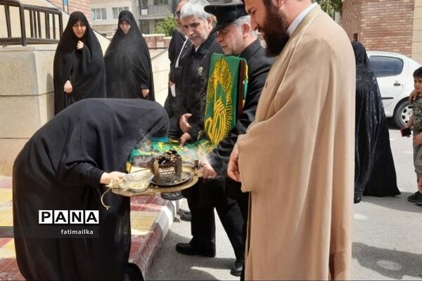 برگزاری آیین پرچم‌گردانی حرم مطهر امام‌رضا(ع) در آموزشگاه امام‌رضا(ع) فیروزکوه