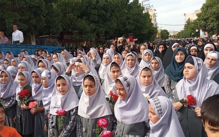 حرکت کاروان زیر سایه خورشید با استقبال گسترده دانش‌آموزان