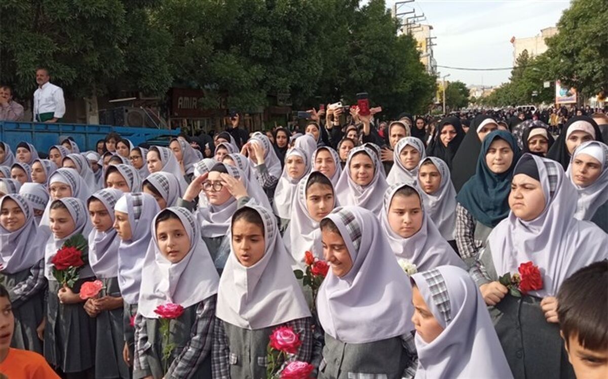 حرکت کاروان زیر سایه خورشید با استقبال گسترده دانش‌آموزان