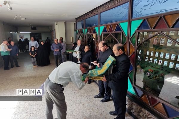 آیین پرچم‌گردانی متبرک حرم ثامن الحجج امام رضا (ع) در اداره آموزش و پرورش منطقه ۱۹