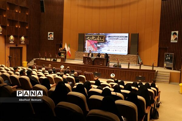 نشست نقد و بررسی کتاب «خاتون و قوماندان» در قم