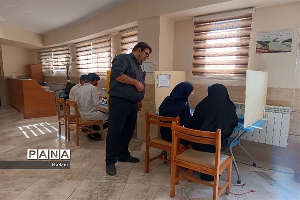 بیست‌و‌یکمین دوره از مسابقات علوم آزمایشگاهی در دبیرستان استعدادهای درخشان فرزانگان امین ۲