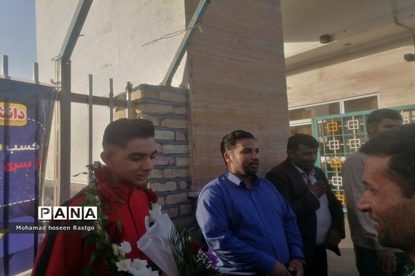 استقبال از دانش‌آموز قهرمان کشتی پهلوانی کاشمری