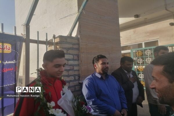 استقبال از دانش‌آموز قهرمان کشتی پهلوانی کاشمری