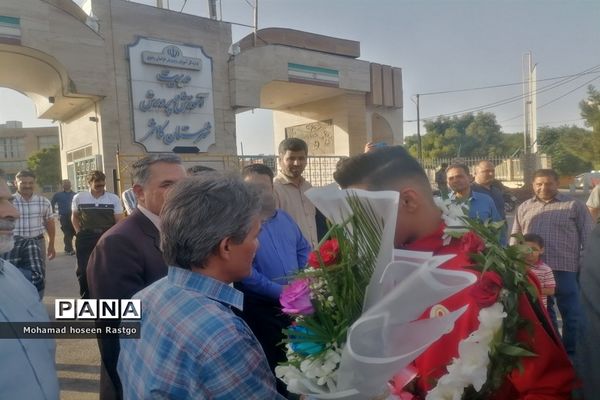استقبال از دانش‌آموز قهرمان کشتی پهلوانی کاشمری