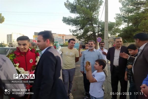 استقبال از دانش‌آموز قهرمان کشتی پهلوانی کاشمری