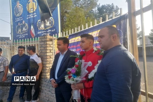 استقبال از دانش‌آموز قهرمان کشتی پهلوانی کاشمری
