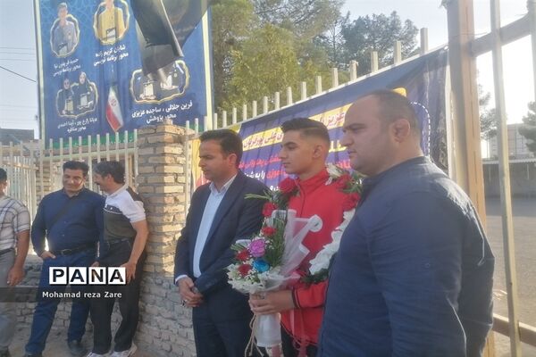 استقبال از دانش‌آموز قهرمان کشتی پهلوانی کاشمری