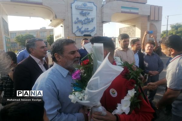 استقبال از دانش‌آموز قهرمان کشتی پهلوانی کاشمری
