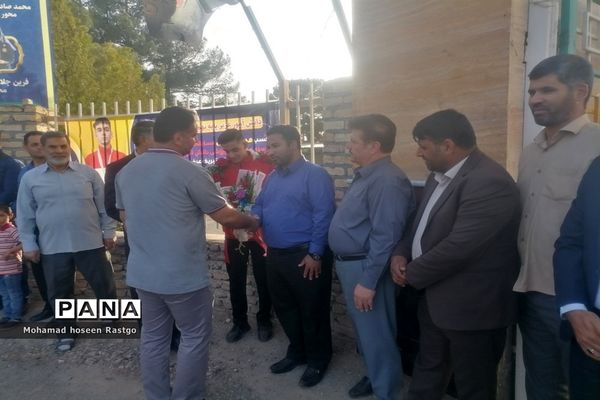 استقبال از دانش‌آموز قهرمان کشتی پهلوانی کاشمری