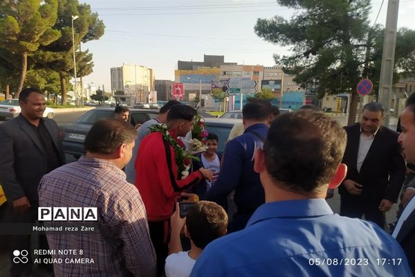 استقبال از دانش‌آموز قهرمان کشتی پهلوانی کاشمری