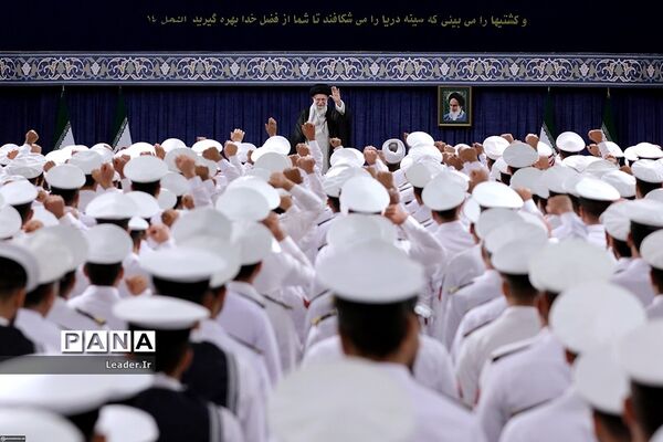 دیدار کارکنان و خانواده‌های ناوگروه ۸۶ ارتش با رهبر انقلاب