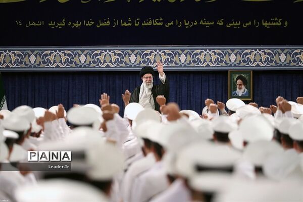 دیدار کارکنان و خانواده‌های ناوگروه ۸۶ ارتش با رهبر انقلاب