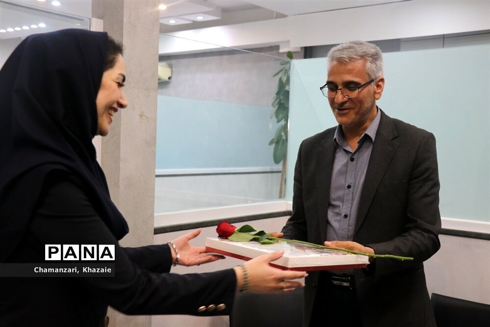 بازدید معاون سوادآموزی خراسان‌رضوی به‌مناسبت روز خبرنگار از سازمان آگهی‌های روزنامه  خراسان