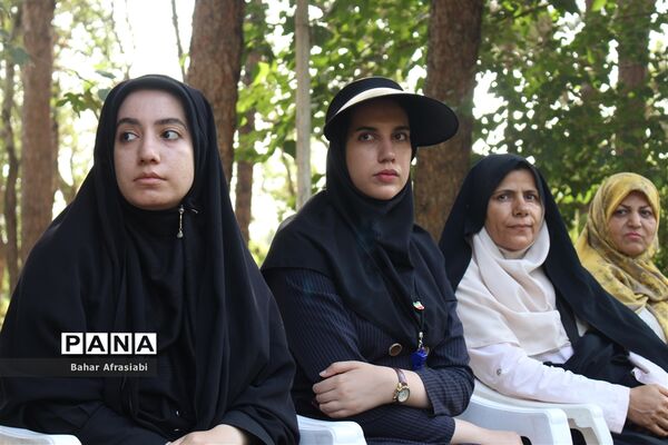 اهدای پرچم افتخار به مناطق در اردوی یاورمربیان پیشتاز دختر شهرستان‌های استان تهران