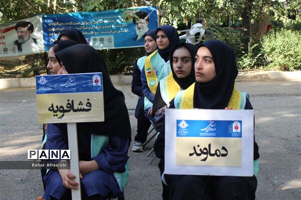اهدای پرچم افتخار به مناطق در اردوی یاورمربیان پیشتاز دختر شهرستان‌های استان تهران