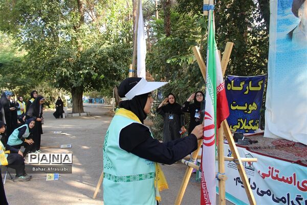 اهدای پرچم افتخار به مناطق در اردوی یاورمربیان پیشتاز دختر شهرستان‌های استان تهران