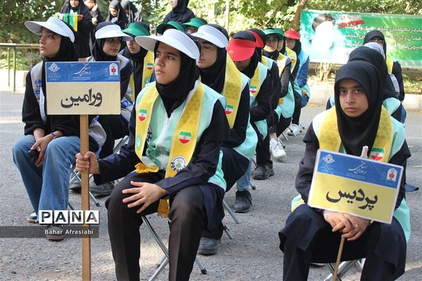 اهدای پرچم افتخار به مناطق در اردوی یاورمربیان پیشتاز دختر شهرستان‌های استان تهران