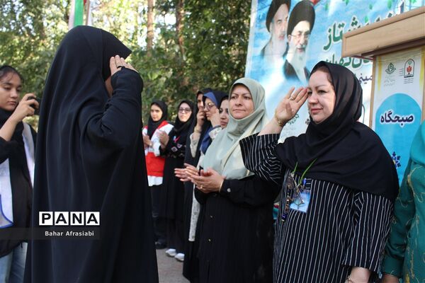 اهدای پرچم افتخار به مناطق در اردوی یاورمربیان پیشتاز دختر شهرستان‌های استان تهران