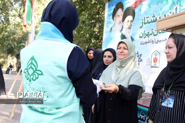 اهدای پرچم افتخار به مناطق در اردوی یاورمربیان پیشتاز دختر شهرستان‌های استان تهران