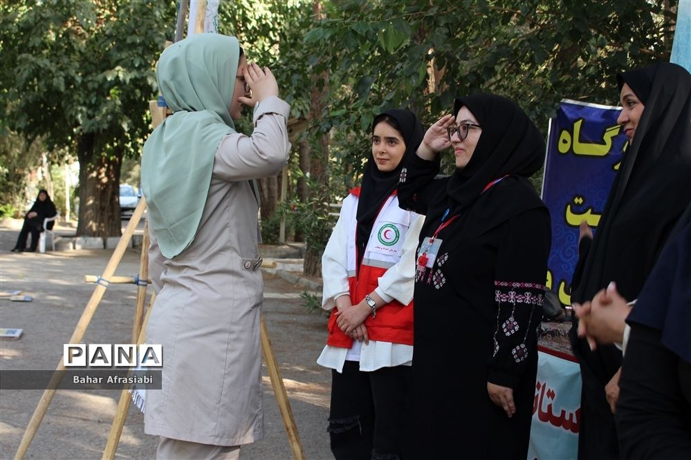 اهدای پرچم افتخار به مناطق در اردوی یاورمربیان پیشتاز دختر شهرستان‌های استان تهران