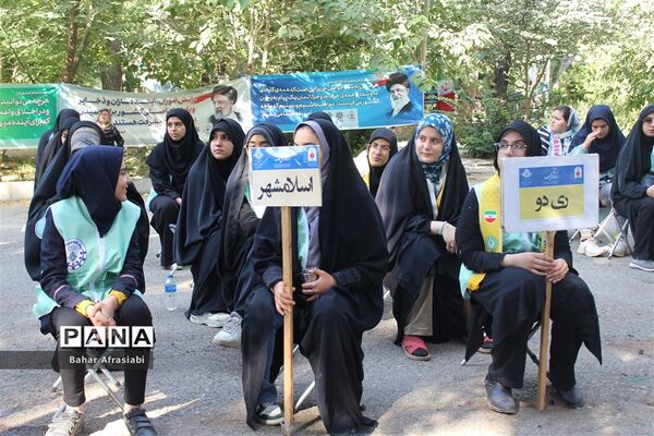 اهدای پرچم افتخار به مناطق در اردوی یاورمربیان پیشتاز دختر شهرستان‌های استان تهران