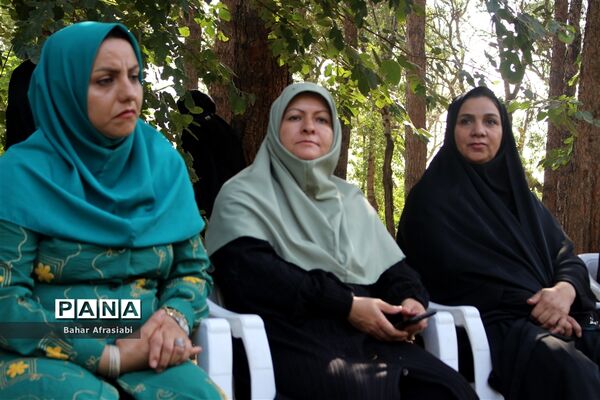 اهدای پرچم افتخار به مناطق در اردوی یاورمربیان پیشتاز دختر شهرستان‌های استان تهران
