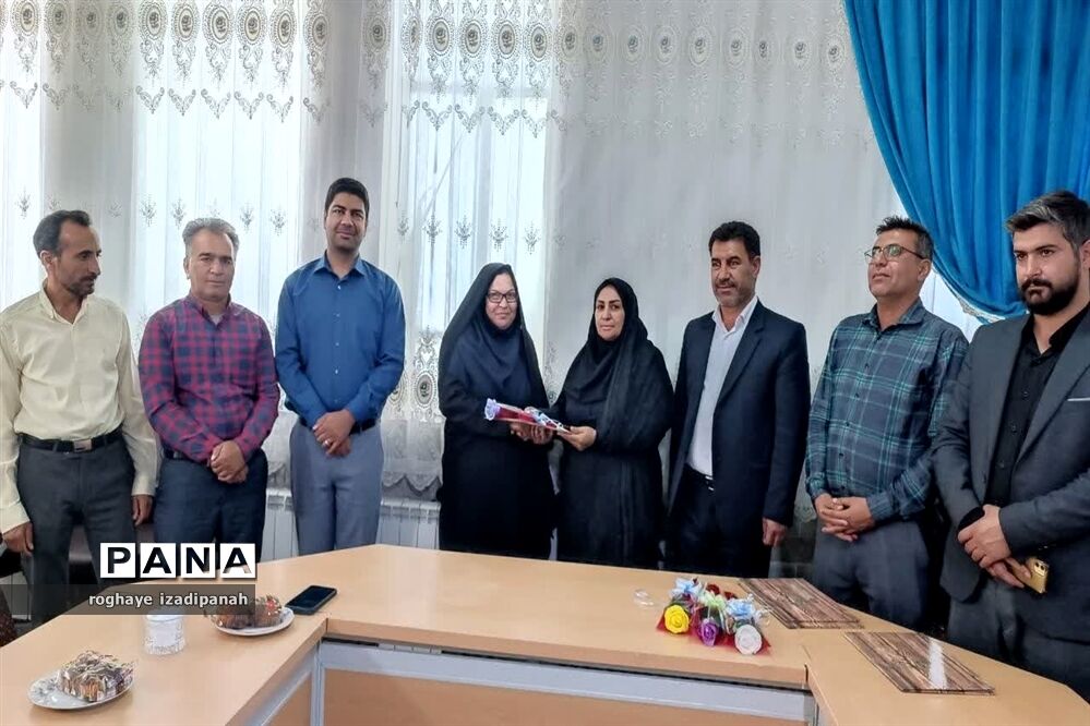 تجلیل از خبرنگاران در اداره آموزش و پرورش شهرستان خاتم