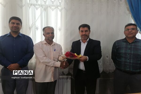 تجلیل از خبرنگاران در اداره آموزش و پرورش شهرستان خاتم