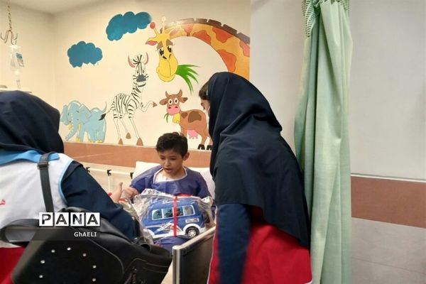 بازدید دانش‌آموزان اصفهانی از مرکز درمانی کودکان سرطانی وصعب العلاج بیمارستان حضرت سیدالشهدا(ع)