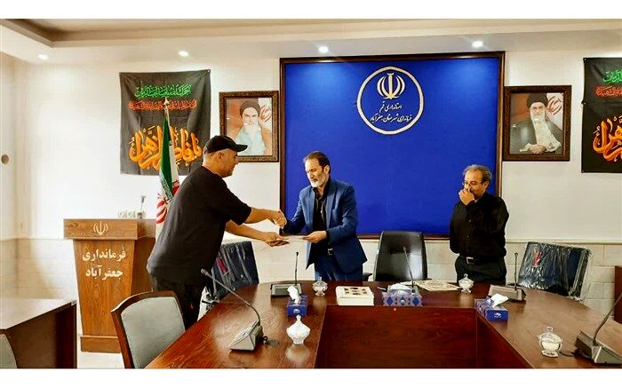 تجلیل فرماندار شهرستان جعفرآباد قم از دو خبرنگار پانا