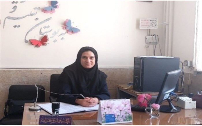 خبرنگار  منشوری است که اخبار را میگیرد و با آگاهی آن را تجزیه و تحلیل میکند