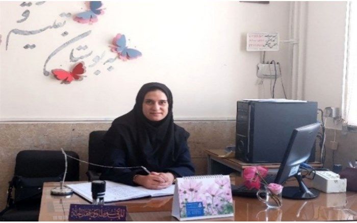 خبرنگار  منشوری است که اخبار را میگیرد و با آگاهی آن را تجزیه و تحلیل میکند