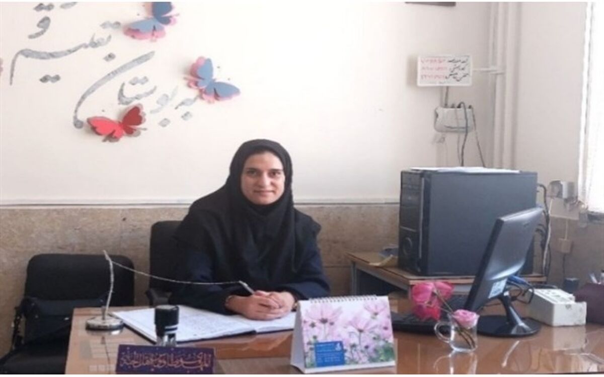خبرنگار  منشوری است که اخبار را میگیرد و با آگاهی آن را تجزیه و تحلیل میکند