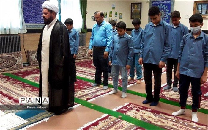 محور فعالیت‌های تربیتی در مدارس در سال تحصیلی جدید، اقامه نماز جماعت دانش‌آموزان است