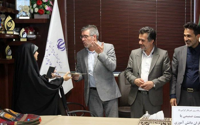 الگوی دانش‌آموزان خبرنگارانی که در این عرصه پا به میدان گذاشتند، شهدای اهل قلم هستند