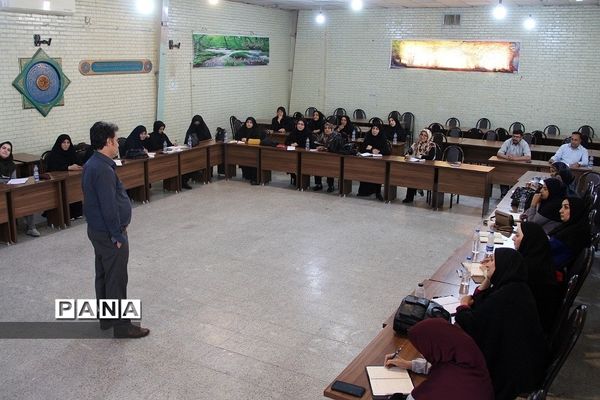 کارگاه هنرهای نمایشی و عروسک‌گردانی در دبیرستان دخترانه شریعت‌ شهرری