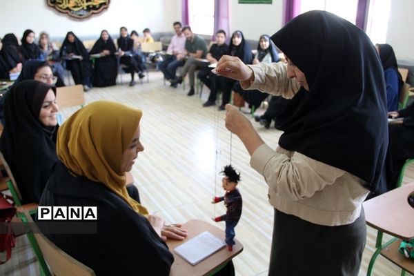 کارگاه هنرهای نمایشی و عروسک‌گردانی در دبیرستان دخترانه شریعت‌ شهرری