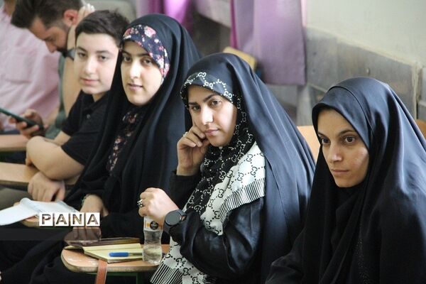 کارگاه هنرهای نمایشی و عروسک‌گردانی در دبیرستان دخترانه شریعت‌ شهرری