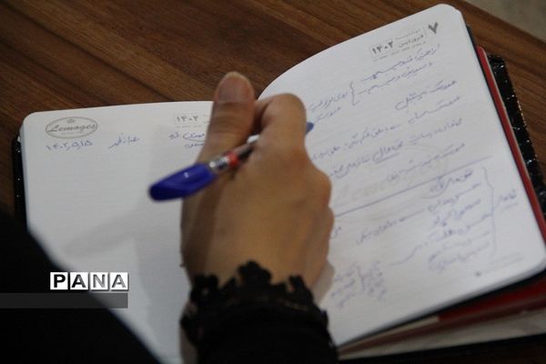 کارگاه هنرهای نمایشی و عروسک‌گردانی در دبیرستان دخترانه شریعت‌ شهرری