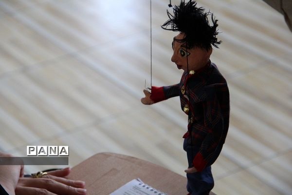 کارگاه هنرهای نمایشی و عروسک‌گردانی در دبیرستان دخترانه شریعت‌ شهرری