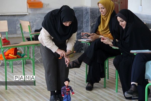 کارگاه هنرهای نمایشی و عروسک‌گردانی در دبیرستان دخترانه شریعت‌ شهرری