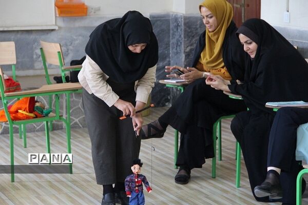 کارگاه هنرهای نمایشی و عروسک‌گردانی در دبیرستان دخترانه شریعت‌ شهرری