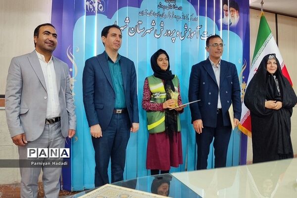 تجلیل از دانش‌آموز خبرنگاران فعال در سطح شهرستان‌شهریار