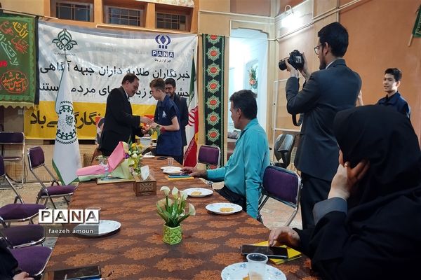 تجلیل مدیرکل آموزش و پرورش استان یزد از تعدادی از دانش‌آموز خبرنگاران پانا